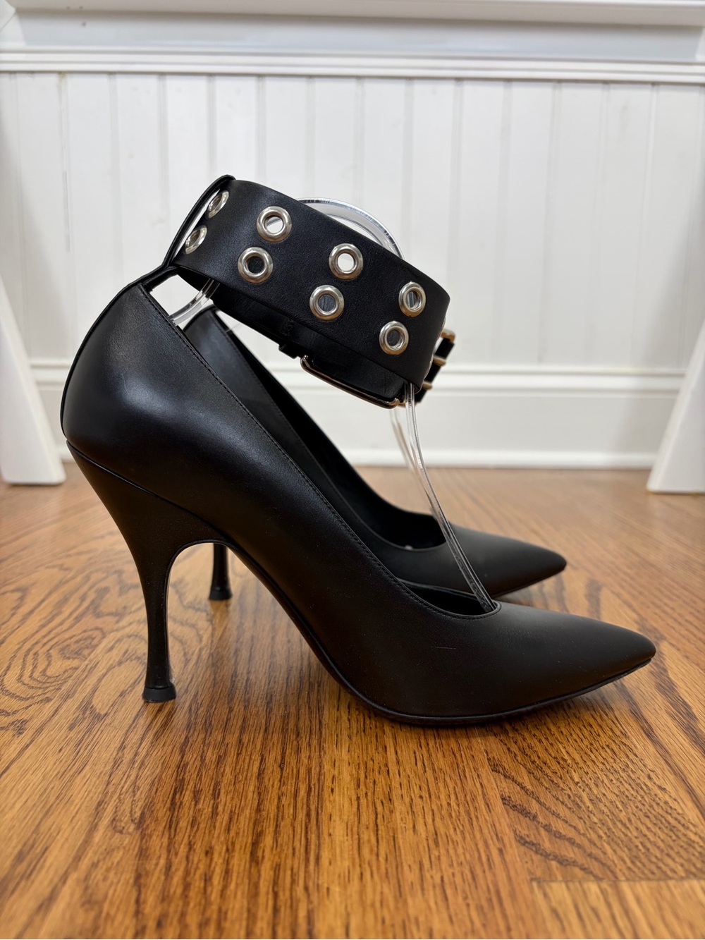 MK Collection Black Grommet Ankle-Strap Pointed-Toe Pumps (40)